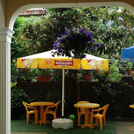 Gulnasi'S Guesthouse Batoemi Buitenkant foto