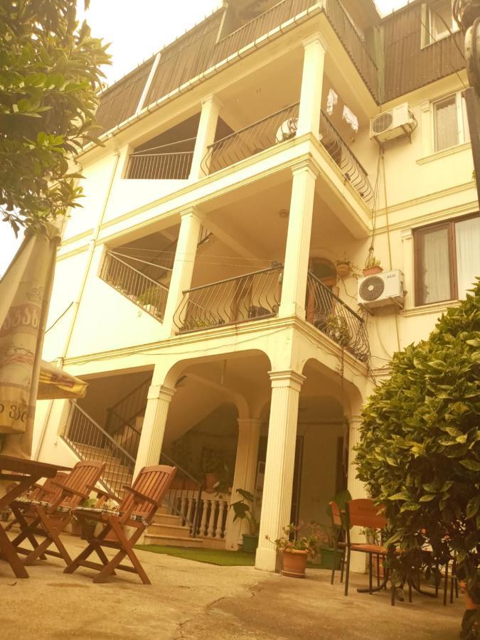 Gulnasi'S Guesthouse Batoemi Buitenkant foto