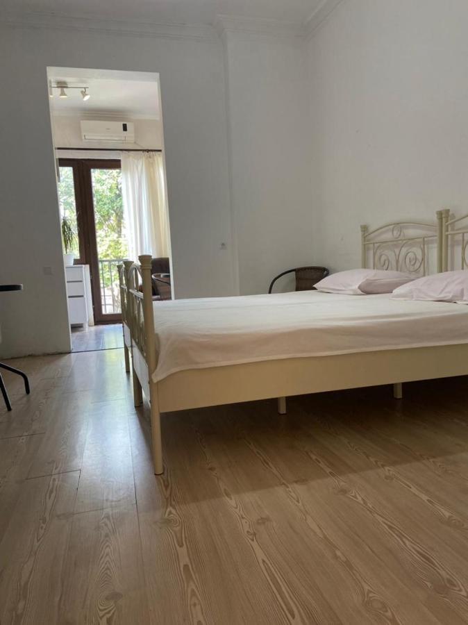 Gulnasi'S Guesthouse Batoemi Buitenkant foto