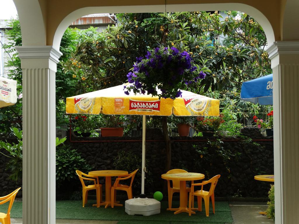 Gulnasi'S Guesthouse Batoemi Buitenkant foto