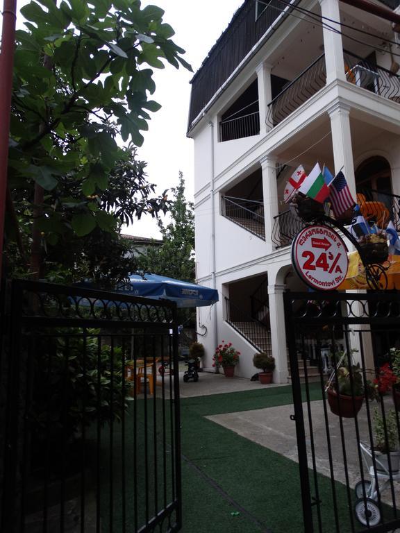 Gulnasi'S Guesthouse Batoemi Buitenkant foto