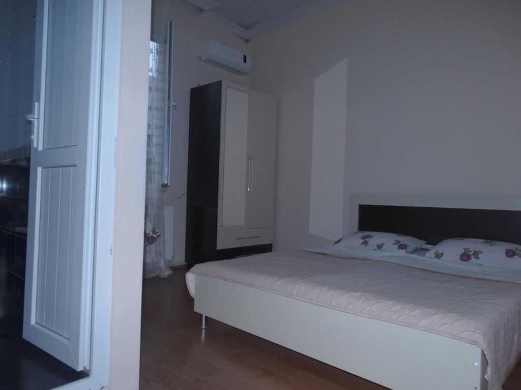 Gulnasi'S Guesthouse Batoemi Buitenkant foto