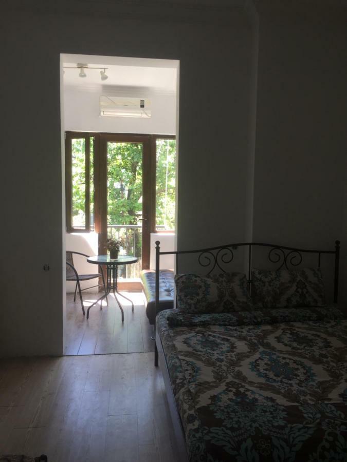 Gulnasi'S Guesthouse Batoemi Buitenkant foto