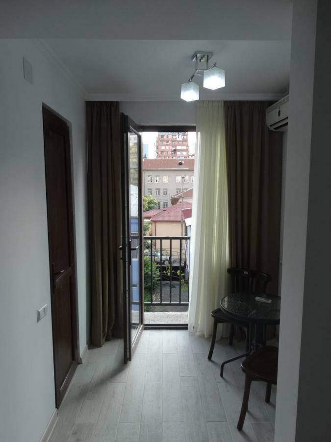 Gulnasi'S Guesthouse Batoemi Buitenkant foto