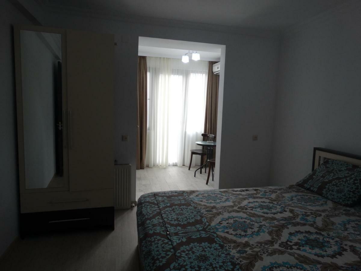 Gulnasi'S Guesthouse Batoemi Buitenkant foto