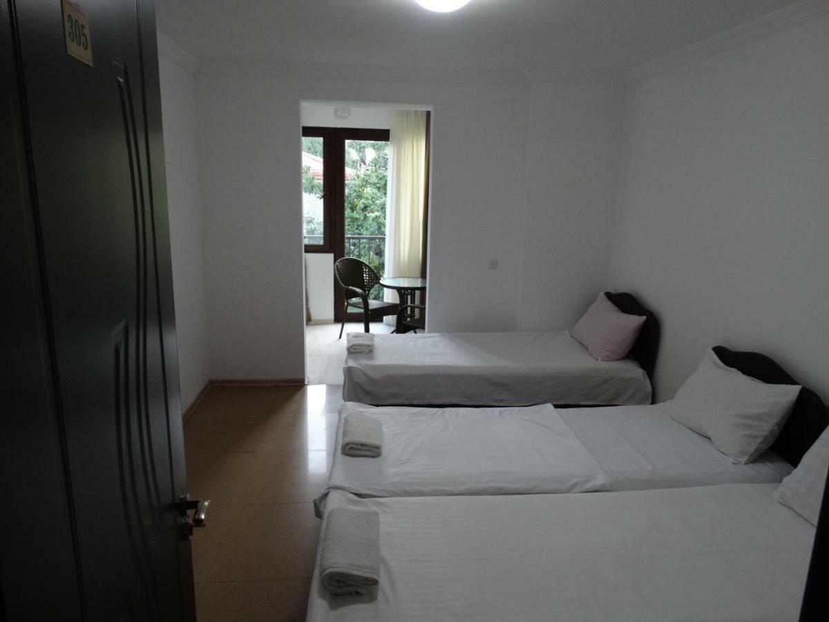 Gulnasi'S Guesthouse Batoemi Buitenkant foto