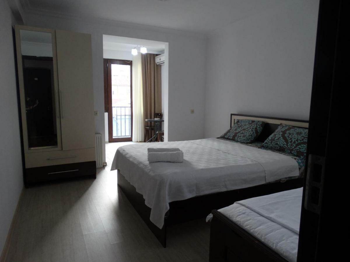 Gulnasi'S Guesthouse Batoemi Buitenkant foto