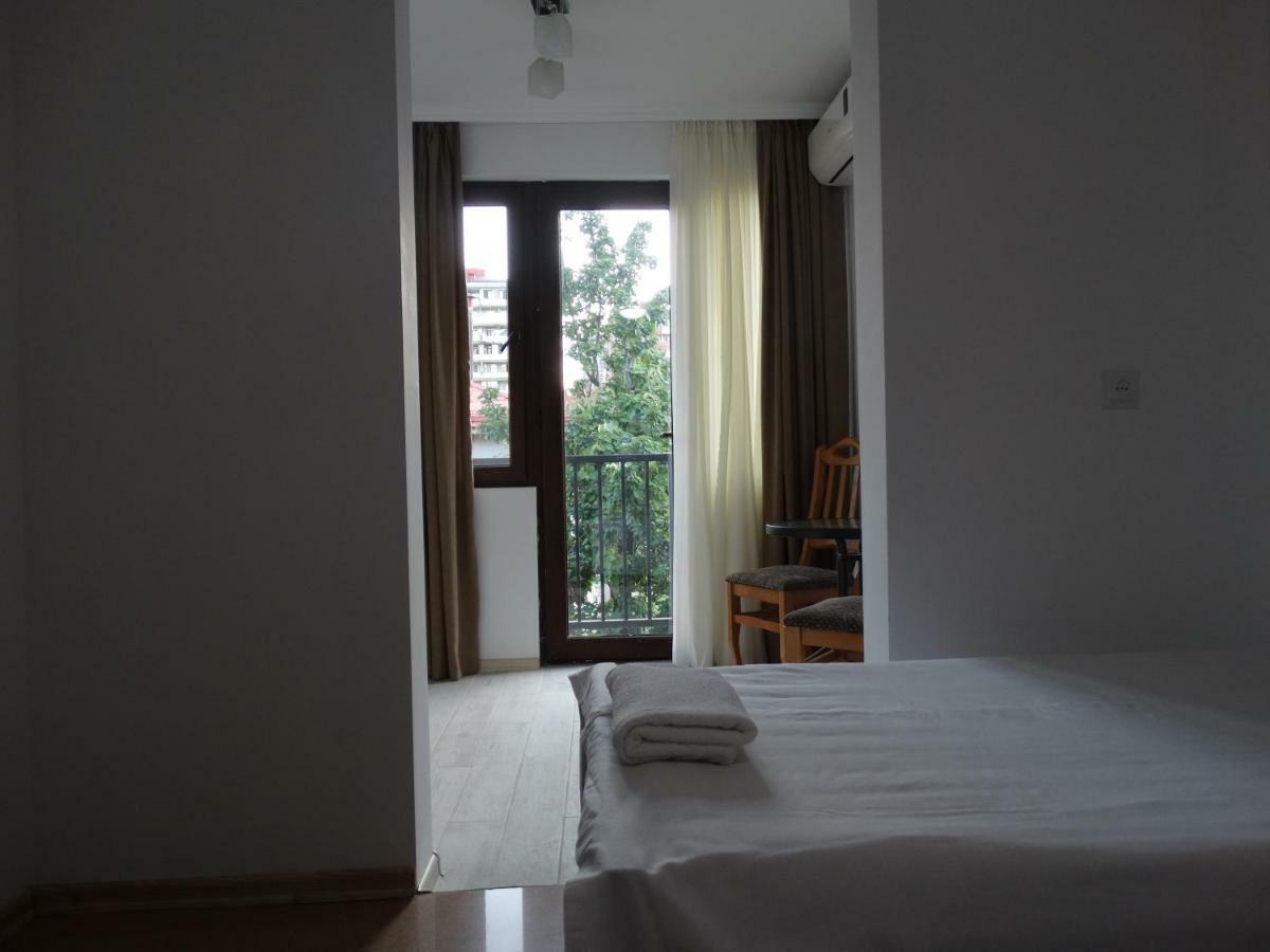 Gulnasi'S Guesthouse Batoemi Buitenkant foto