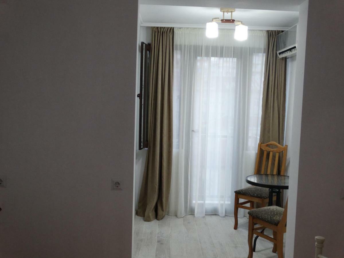 Gulnasi'S Guesthouse Batoemi Buitenkant foto