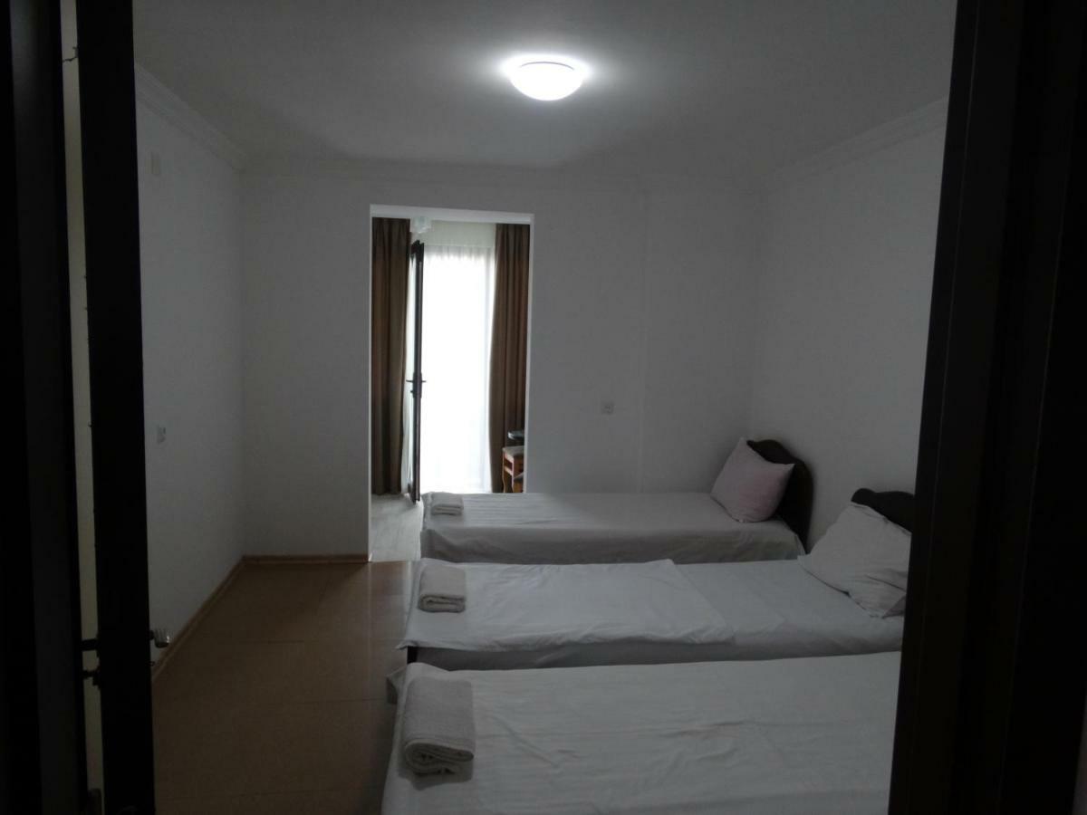 Gulnasi'S Guesthouse Batoemi Buitenkant foto