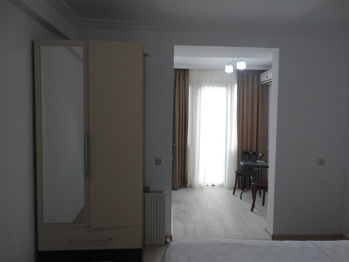 Gulnasi'S Guesthouse Batoemi Buitenkant foto